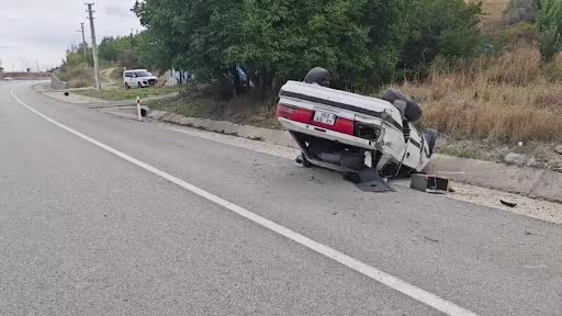 Isparta’da kontrolden çıkan otomobil 150 metre sürüklenip takla attı: 3 yaralı