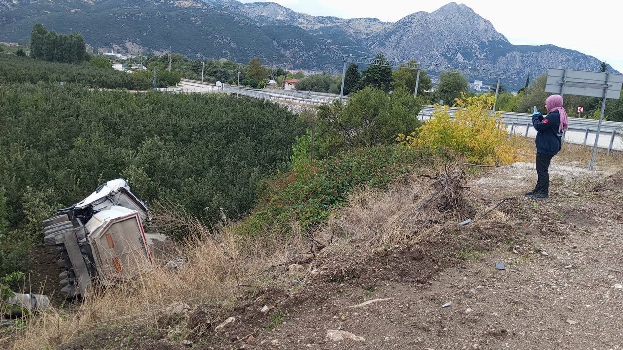 Isparta’da kum yüklü tır elma bahçesine devrildi, sürücü hayatını kaybetti