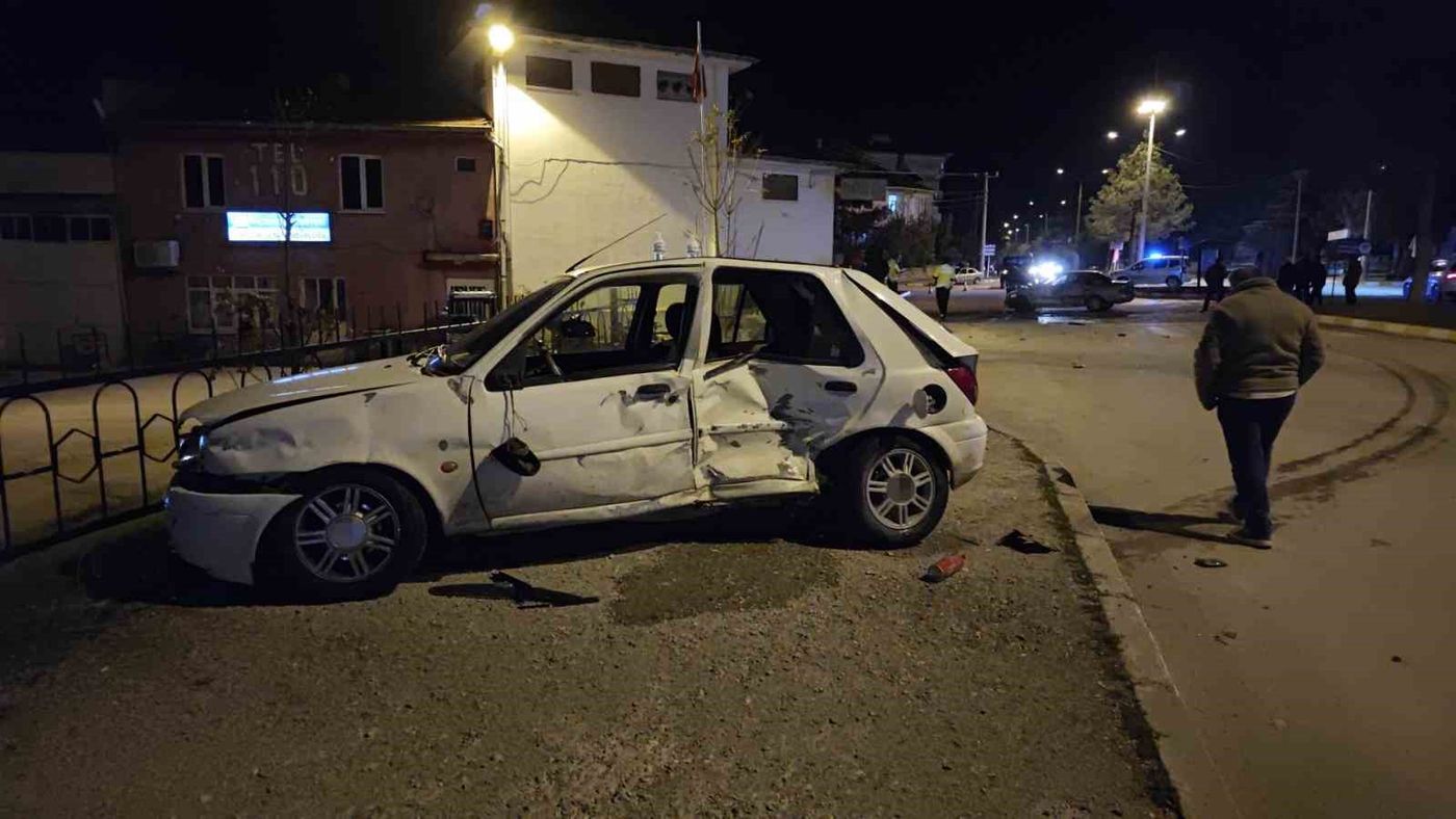 Isparta’da otomobiller kavşakta çarpıştı: 3 yaralı