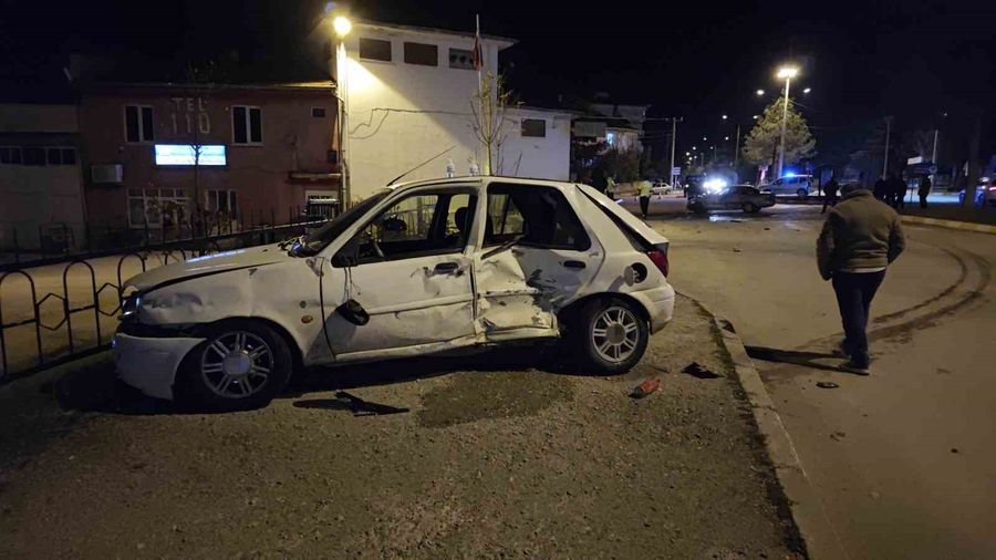 Isparta’da otomobiller kavşakta çarpıştı: 3 yaralı