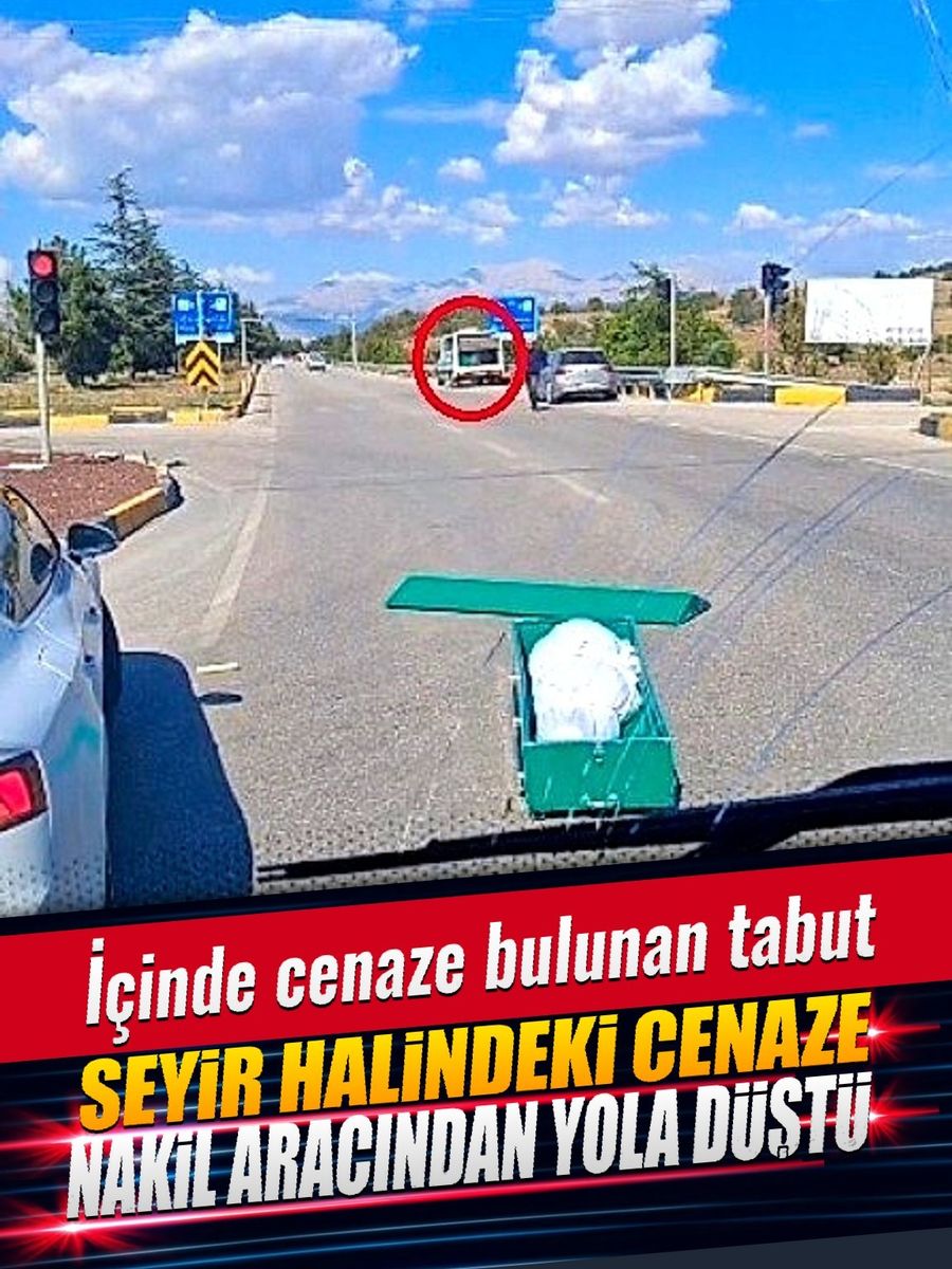 İçinde cenaze bulunan tabut, seyir halindeki cenaze nakil aracından yola düştü